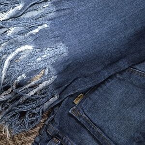 Vibrant Shreaded Leg Jean